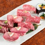 カルビ・ロース・ハラミなどの各部位の握りセット。
