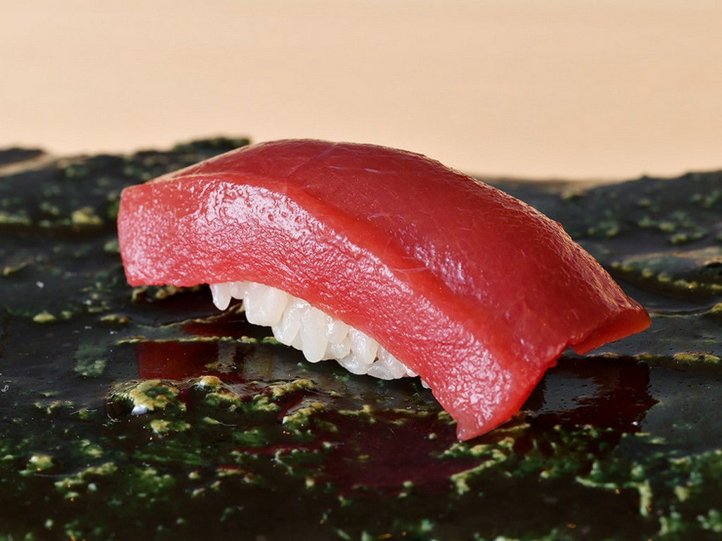 江戸前の伝統を継ぐ、赤酢を使った「赤シャリ」