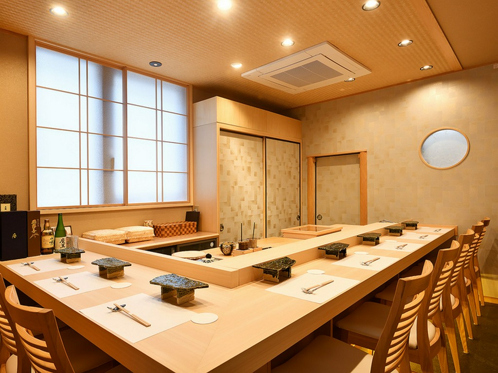 カウンター鮨初心者にもやさしい、アットホームな雰囲気