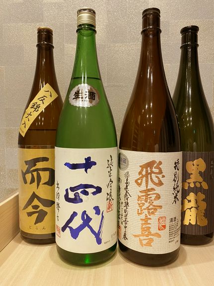 料理に合う日本各地の銘酒を揃えています