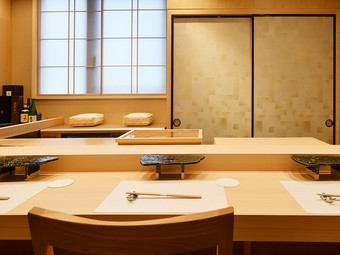 木のぬくもり感じるカウンターと心なごませる深緑、織部焼のゲタ