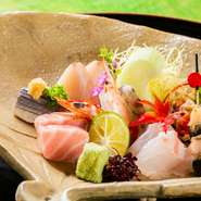 「さわら」を中心に瀬戸内海で獲れた魚介を食せる一皿。その時々の旬のものが楽しめます。食材に合わせて丁寧に処理されているので、素材そのもののおいしさを堪能できます。※コースの中の一品です。