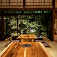 ゲストのプライベートを尊重した全席個室。気兼ねなく和の肉コースを堪能できます。店内から眺める120坪の日本庭園も見ごたえあり。移ろいゆく四季の景色と共にいただく逸品もまたオツなものです。