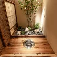全席個室ですので、二人だけのディナータイムをお楽しみいただけます。
カップルシートには坪庭もあり、和の空間で、近江牛を堪能してください。