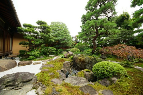 四季の風景と共に季節のコースを楽しむ