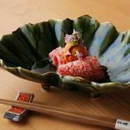 麺のように細切りした「近江牛」ロース肉を、まぐろの風味香る和のだしでいただく『肉素麺』。爽やかなワサビと濃厚な生ウニでアクセントを加えるも良し。あっさりとした口当たりで、肉の甘みを楽しませてくれます。