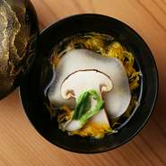 牛骨から抽出した旨みと和のだしをブレンド。柔らかく煮込んだ「近江牛」と季節の食材を味わう『椀物』。移り変わる四季の情景と共に楽しみたい、和の逸品です。