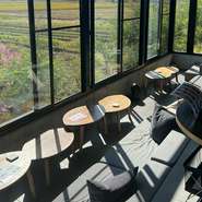 畑をみながらソファーでまったりできる席と円卓席があります