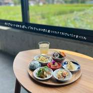 小鉢に取り分ける人気の『vegekobachi buffet』
春野菜の新じゃがいもや新玉ねぎ、菜の花、春キャベツなどなど全て無農薬やオーガニック野菜を使用した、お野菜メインのビュッフェです。