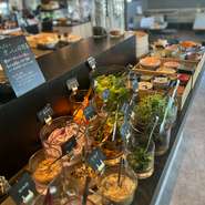 オーガニックや無農薬野菜を好きなだけ楽しめる人気のランチビュッフェ『vegekobachi buffet』
スイーツやドリンクなど含め60種類が少しづつ楽しめるミモザキッチンならではのごちそうビュッフェ