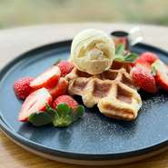 地元農家さんから届いた旬のフルーツを楽しめる
オーガニックシュガーのサクサククロッフル
12月から5月はいちごのクロッフルがおすすめ！