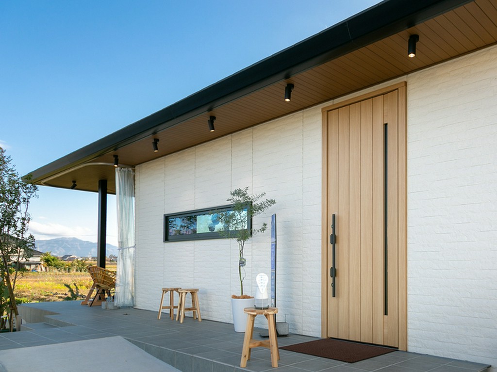 田園風景に溶け込む、スタイリッシュな一軒家ダイニング