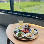 お好きな小鉢を選んで、オーガニックや無農薬野菜にこだわったお野菜が中心のヘルシーな手作り料理をお好きなだけ。パティシエ特製のスイーツや30種類を超えるフリードリンク付き
*土日祝日は+200円