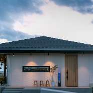 東近江市小池町に2020年秋オープン。店の前に自家農園が広がり、そこで採れた旬野菜を使った多彩な料理を高コスパで提供。店からは野菜を育てる様子も望め、食のストーリーを感じながら、滋味深い味に憩えます。