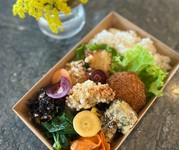 メニュー例
・国産鶏の塩麹揚げ
・手作りコロッケ
・オーガニック人参のキャロットラペ
・オーガニックアールグレイとさつまいものポテトサラダ
・オーガニックキヌア入りひじき煮
・スペイン風オムレツ
・ライス