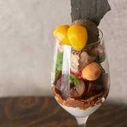季節の果物を使った大人なパフェ。