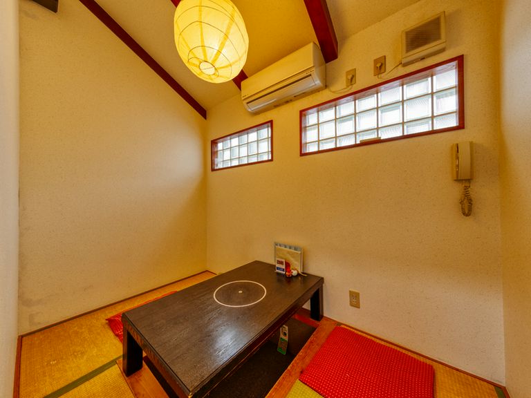 足を伸ばしてくつろげる。プライベート感あふれる人気の個室