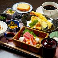 季節の『天婦羅』や『お造り』を中心に、味わい深い『小鉢』などがセットになった和食膳。旬の鮮魚を盛り込んだお造り、自家製のちりめん山椒や小鉢に至るまで脇山さんの技が光ります。