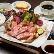 黒毛和牛の最高峰といわれる山形牛のサーロイン。きめ細やかな霜降りとやわらかな肉質のA5ランクを使った贅沢な御膳です。小鉢やご飯・味噌汁に、コーヒーやデザートまで付いて大満足のおいしさです。