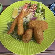 エビフライ2匹
カキフライ2個
クリームコロッケ
ご飯、コーヒーor紅茶