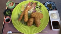 エビフライ2匹
カキフライ2個
クリームコロッケ
ご飯、コーヒーor紅茶