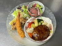 ハンバーグ
唐揚げ
エビフライ
ご飯、コーヒーor紅茶