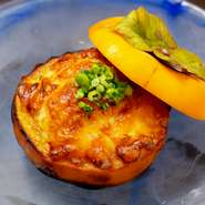 コース料理の『焼物』は、脇山さんオリジナルの創作グラタン。奈良の特産品・柿などのフルーツに海の幸をあわせ、じっくりと焼き上げます。柿の器やりんごの器、見た目も愛らしい一皿です。