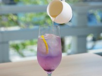 シロップを混ぜると青から紫色に変わる『レモンスカッシュ』