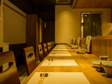 温かみのあるアットホームな店内でくつろぐ
