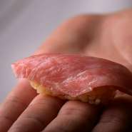 季節の旬の魚を毎日仕入れて新鮮なお寿司をご提供しております。日々変わる季節の食材を感じてください。