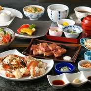 先付/お造り/伊勢海老と鮮魚の鉄板焼き/焼き野菜/彩サラダ/黒毛和牛（サーロイン100g又はフィレ80g）/ご飯 ・味噌汁・香の物※「ガーリックライス」へ変更は＋660円　/デザート/コーヒー