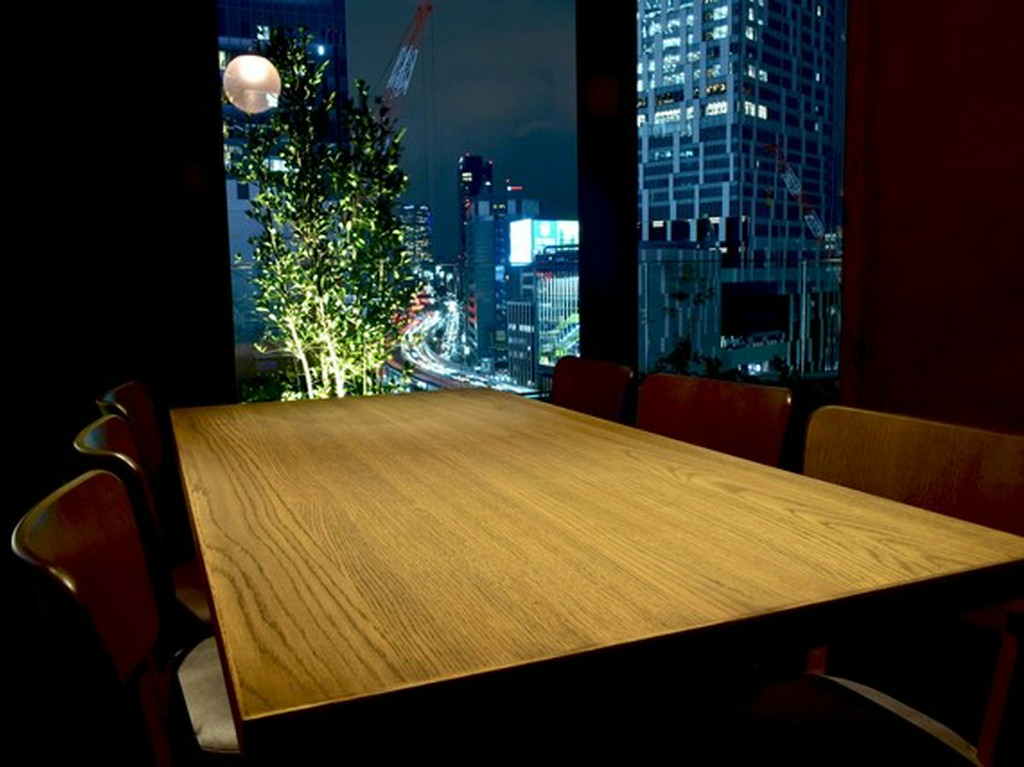 木の温もりあふれる落ち着いた店内。