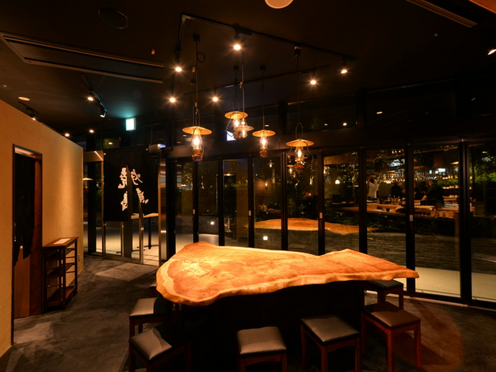 木の温もりあふれる落ち着いた店内。