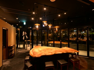 木の温もりあふれる落ち着いた店内。