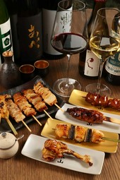 自慢の焼鳥とジビエを自然派ワインでお楽しみください