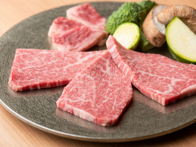 サッと表面を焼いていただく『特選赤身肉 牛ヘレ(シャトーブリアン)』