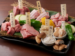 8種類の肉・ホルモンを少しずつ味わえる『肉乃男気盛り』