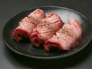 やわらかな肉質と上質な脂の旨みが楽しめる『厚切り牛タン』