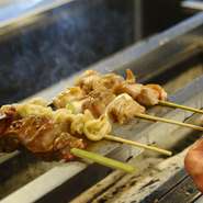 【縁】では、半年ほどかけて長期飼育された埼玉県産の地鶏「タマシャモ」を使用しています。平飼いのため、しっかりとした噛みごたえがあり、肉本来の旨みを堪能できます。