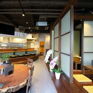 木のぬくもりを感じる店内には、料理人の手さばきが楽しめるカウンター席やテーブル席に加えて、個室も完備。ママ会や女子会、小さな子ども連れのファミリー客にもオススメです。