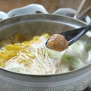 軍鶏のガラを贅沢に使い、4時間かけて味わい深いスープに仕立てる『軍鶏ガラスープ鍋』、自家製の割り下でいただく『すき鍋』など、〆メニューまで大満足のお鍋がそろっています。