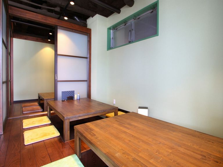 足を伸ばしてゆったりと。プライベート感あふれる人気の個室