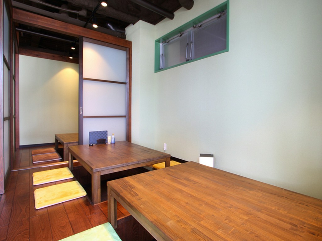 足を伸ばしてゆったりと。プライベート感あふれる人気の個室