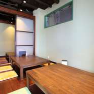 【縁】の座敷席は足元がラクな掘りごたつタイプのため、高齢のゲストや家族連れにも安心。おいしい料理とお酒を心ゆくまで楽しめるので、つい長居してしまいそうです。