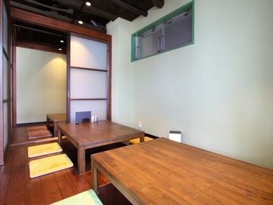 足を伸ばしてゆったりと。プライベート感あふれる人気の個室