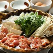 彩の国地鶏タマシャモのモモ肉、エノキや春菊などの野菜をすき焼き風に味わう一品です。添えられた卵は､濃厚なイーデス卵。旨みが溶け出した割り下は、親子丼にして楽しむのがオススメです。
