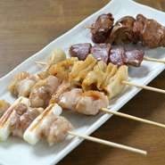 ネギマや手羽などの定番串をはじめ、多彩な串がそろいます。モモ肉の中で最もおいしいとされる「そり」、とろりとした食感の「レバー」は特にオススメ。希少部位のため、早めにオーダーしたい一品です。