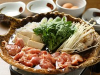 彩の国地鶏タマシャモのモモ肉、エノキや春菊などの野菜をすき焼き風に味わう一品です。添えられた卵は、富山県のご当地食材「米寿の卵」。旨みが溶け出した割り下は、親子丼にして楽しむのがオススメです。