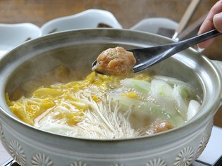 4時間かけて炊く極上スープが自慢『軍鶏ガラスープ鍋』