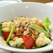 軍鶏のムネ肉と色とりどりの野菜をバンバンジー風に楽しむ一品。サラダや鍋料理などに使う野菜は、できるだけ地元のものを取り入れるのが勝田さんのこだわり。四季折々、旬の野菜が味わえます。